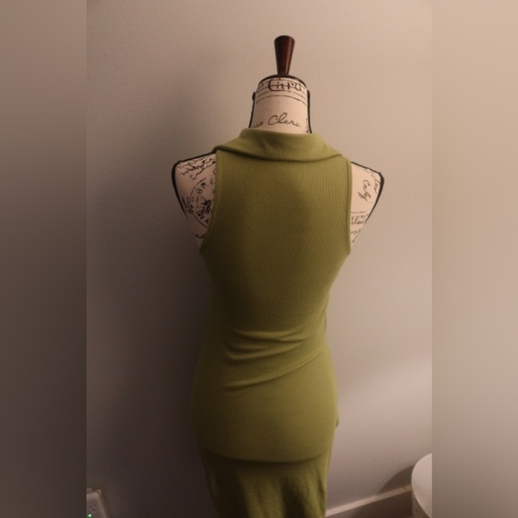 Cute green button dress! Very flattering. - Picture 3 of 4